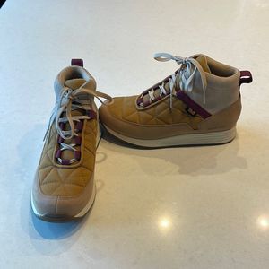 Teva women’s boots size 7 waterproof current style, excellent condition not worn